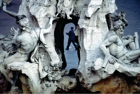  ??  ?? Passato e presente
Uno scorcio della fontana dei Quattro fiumi progettata e realizzata da Gian Lorenzo Bernini (1598 – 1680) in piazza Navona, a Roma, tra il 1648 e il 1651(foto Mauro Galligani / Contrasto)
