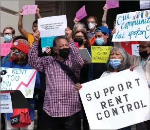  ?? DAVID CRANE — STAFF PHOTOGRAPH­ER ?? Volunteers in support of rent control at Pasadena city hall in March 2022.