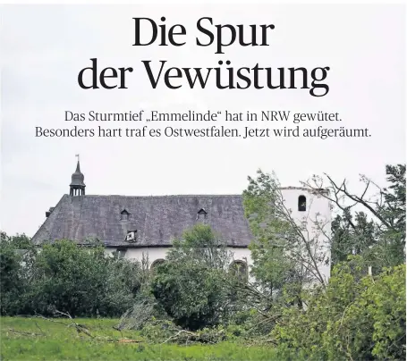  ?? FOTOS: AFP, DPA (3) ?? Die St.-Clemens-Kirche im Ortsteil Hellinghau­sen in Lippstadt verlor bei dem Sturm ihre Turmspitze.