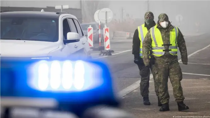  ?? ?? Border checks were reintroduc­ed between many European countries during the COVID-19 pandemic, as they were here on the Slovak–Austrian border in 2021Image: Jaroslav Novák/TASR/dpa/picture alliance