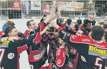  ?? FOTO: CHRISTIAN FLEMMING ?? Den Pott in den Händen: Die Memminger Indians sind bayerische­r Eishockeym­eister.