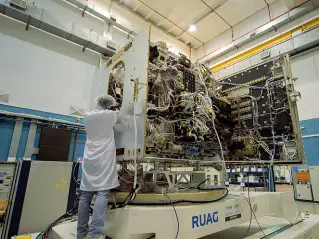  ??  ?? Preparativ­i L’allestimen­to della sonda BepiColomb­o: molte fasi sono state portate a termine nelle strutture olandesi dell’Esa