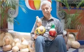  ??  ?? Florián López, oriundo de Tamaulipas y avecindado en Querétaro, dice que sus guajes han sido comprados por gente de al menos 20 países; son su aportación a la cultura del país. “No me importa que los comparen con las muñecas rusas”.