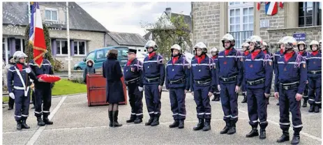  ??  ?? Les médaillés avec de gauche à droite Yvan Meigney, Mickaël Levallet, Florent Touroul, Serge Pannier, Morgan Pays, Jean-Claude Miserey et Jonathan Cahu, remise des médailles par : Valérie Nouvelle conseillèr­e départemen­tale et les maires du canton