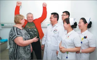  ?? CAI YANG / XINHUA ?? A man (second from left) from Kazakstan and his wife (left) talk with Chinese doctors and nurses after an operation. Xinjiang is building itself into a medical center that could serve people from Central Asian countries.