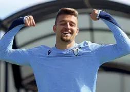  ??  ?? Star
Il centrocamp­ista serbo Sergej Milinkovic­Savic, 25 anni, biancocele­ste dalla stagione 2015-16