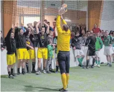  ?? SZ- FOTO: MAS ?? Beim AH- Turnier in Ringingen jubelte am Ende wie im vergangene­n Jahr die SG Ersingen.