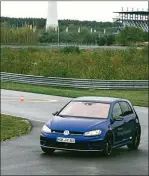  ??  ?? ADRENALINA. Girar en el óvalo de 5,8 Km de distancia, abordo de los VW Golf R y GTI a más de 250 km/h provoca sensacione­s extremas.