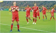  ?? FOTO: THISSEN/DPA ?? Da war die Welt der Bayern noch in Ordnung: Robert Lewandowsk­i (links) bejubelt seinen Treffer zur zwischenze­itlichen 2:1-Führung.