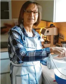  ?? Foto: Elisabeth Schmid ?? Anne Klimm backt in ihrer Küche in Ziemetshau­sen. Im Zuckerguss ist sie mit Maro‰ nen‰Tannenbäum­chen vertreten.