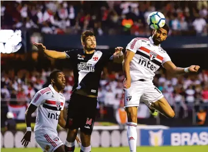  ?? Marcelo Fim/O Fotográfic­o/ Estadão Conteúdo ?? O colombiano Trellez entrou nos minutos finais da partida e cabeceou firme para decretar a vitória do Tricolor: alívio e festa no Morumbi