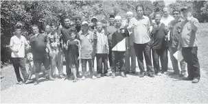  ??  ?? TINJAU: Dr Abdul Rahman (lima kanan) bersama penduduk Kampung Lubuk Piasau ketika melihat kerja menaik taraf jalan kampung sejauh 1.7 kilometer semalam.