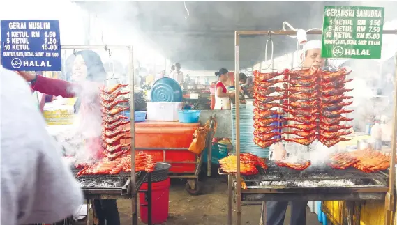  ?? SUNSTAR FILE ?? HALAL ON THE STREET. Grilled chicken wings are sold on the streets of Kota Kinabalu. AirAsia Philippine­s CEO Dexter Comendador urges tourism stakeholde­rs to give Filipino food a Halal twist to invite more Muslim tourists to the country.