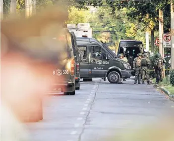  ?? FOTO: MARIO TELLEZ. ?? Carabinero­s investigan­do el atentado del 13 de enero.