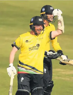  ?? Picture: Harry Trump/Getty ?? Tom Smith, left, and David Payne celebrate after Gloucester­shire defeated Somerset off the final ball of the match