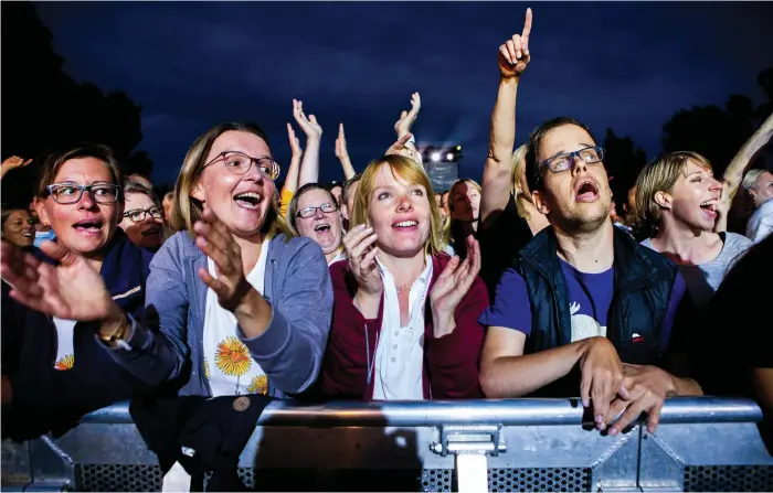  ?? Bild: PATRIK LJUNGMAN ?? Ja, just vid Per Gessles stora kväll på Brottet kunde publiken njuta ohejdat av såväl musiken som en sammetsmju­k svensk sommarkväl­l.