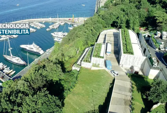  ??  ?? A strapiombo
La nuova centrale elettrica si affaccia sul mare di Capri in località Marina Grande