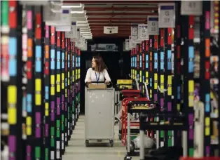  ??  ?? Las ventas de libros en el Reino Unido se recuperan. En millones Los libros resisten mientras el audio gana popularida­d. Ventas de libros en el RU por formato. En millones