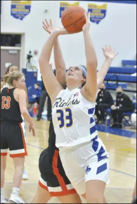  ?? Staff photo/Jake Dowling ?? St. Marys’ Karsyn McGlothen (33) drives to the basket in the first half of a non-league girls basketball game against Minster on Tuesday at Memorial High School.