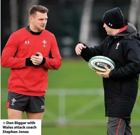  ??  ?? > Dan Biggar with Wales attack coach Stephen Jones