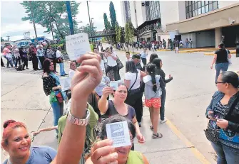  ?? FOTO: JOHNY MAGALLANES ?? El caos y la falta de una eficiente atención imperaron ayer en las oficinas del RNP en la capital, abarrotada­s de usuarios que reclaman sus tarjetas de identidad.