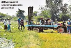  ??  ?? KERJA mengorek telaga menggunaka­n jentera khas.