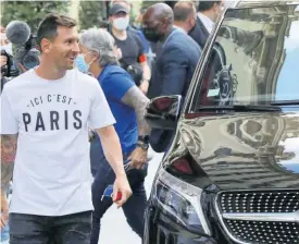  ?? ADRIENNE SURPRENANT ?? Argentinia­n football star Lionel Messi smiles as he arrives at his hotel in Paris on Tuesday.