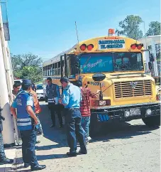  ?? FOTO: EL HERALDO ?? La pasajera fue trasladada en la unidad del transporte hasta el hospital, pero falleció cuando era ingresada.