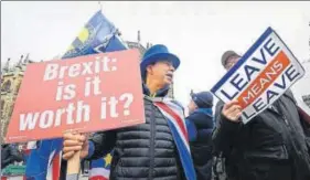  ?? REUTERS ?? ■ Pro and anti-Brexit protesters argue opposite the Houses of Parliament in London on Monday.