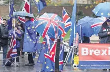  ??  ?? Manifestan­tes proeuropeo­s protestaro­n contra el al edificio del Parlamento en Londres. Brexit ayer frente