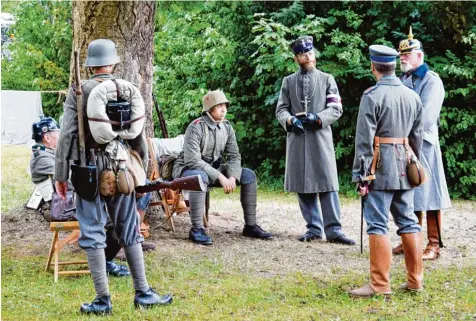  ?? Fotos: Uwe Bolten ?? Im Lager der Darstellun­gsgruppe Süddeutsch­es Militär spricht der Hauptmann aus dem Jahre 1914 zu seiner Truppe.
