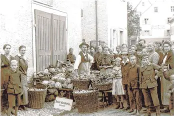  ?? FOTO: STADTMUSEU­M STOCKACH ?? Die Ausstellun­g im Stadtmuseu­m Stockach widmet sich der Situation während und nach dem Ersten Weltkrieg. Das Foto zeigt „ Gemüse Hartmeier“aus Stockach.