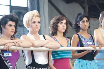  ?? FOTO: NETFLIX ?? ►► GLOW es una comedia centrada en la lucha libre femenina.