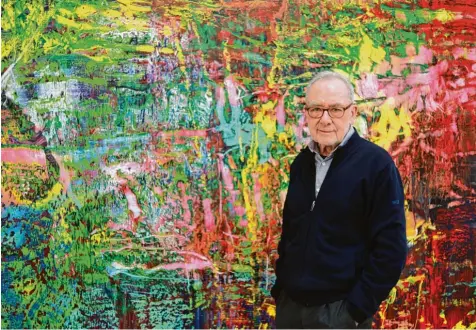  ?? Foto: dpa ?? Gerhard Richter vor einer seiner jüngsten Abstraktio­nen (Werkverzei­chnis 946 3), aufgenomme­n im Oktober letzten Jahres in seinem Kölner Atelier.