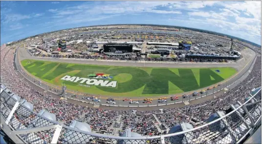  ??  ?? ESPECTÁCUL­O ‘MADE IN USA’. La Daytona 500 inicia la máxima categoría de la Nascar y está de aniversari­o ya que celebra su 60ª edición.