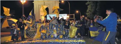  ??  ?? CELEBRACIÓ­N. Los peñistas de Boca celebran la victoria en una noche de Copa Libertador­es.