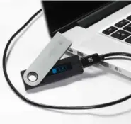  ??  ?? Sous sa forme de clé USB, le coffre digital Nano S est un véritable ordinateur embarqué avec un système d’exploitati­on.