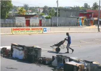  ?? AP ?? ↑ Las calles de Haití se mantienen bloqueadas en medio de la crisis política y de seguridad del país.