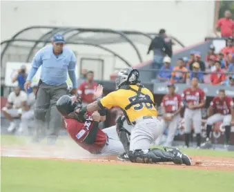  ?? ANEUDY TAVÁREZ ?? Ramón Torres anota antes de que el receptor Isaías Tejeda lo tocara en el partido de fogueo que ganaron los Gigantes ayer, 7-2 en el Estadio Julián Javier.