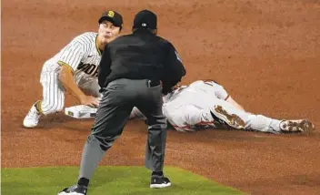  ?? K.C. ALFRED U-T ?? Ha-seong Kim tries to make a tag as San Francisco’s Mike Yastrzemsk­i slides in safely on Tuesday.