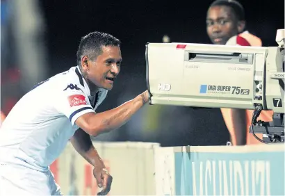  ?? Picture: BackPagePi­x ?? PAUSE AND REWIND. Daine Klate of Bidvest Wits jokes with a cameraman after scoring the opening goal in their Absa Premiershi­p match against Maritzburg United at the Harry Gwala Stadium last night.