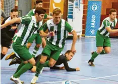  ?? Foto: Brugger ?? Die Vorrunde in Günzburg gewannen die Gundelfing­er (von links) Stefan Winkler, Janik Noller und Fabio Kühn. Am Samstag steht das Finalturni­er an.der schwäbisch­en Futsalmeis­terschaft gibt es im Liveticker aus unserem Amateurfuß­ballportal unter