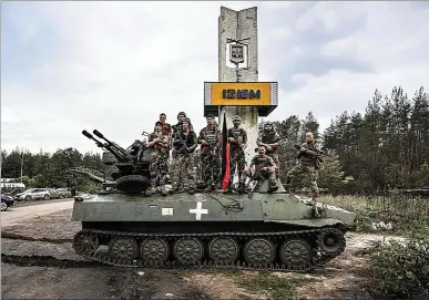  ?? JUAN BARRETO / AFP ?? Soldados ucranianos posan a las afueras de la ciudad de Izyum, al este del país.