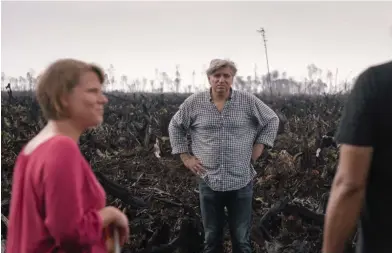  ?? FOTO: YLE/FSD ?? Miljöexper­ten Kathrin Hartmann och filmaren Werner Boote nagelfar företagen■ och deras marknadsfö­ring.