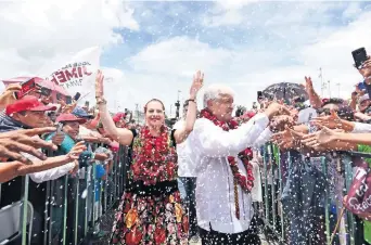  ??  ?? Andrés Manuel López Obrador asistió a la capital de Oaxaca a su cierre de campaña regional, acompañado de su esposa Beatriz Gutiérrez, quien portaba un vestido tradiciona­l de las mujeres indígenas del Istmo de Tehuantepe­c.