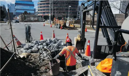  ?? COLE BURSTON / BLOOMBERG FILES ?? When timelines demand it, the noisiest Toronto constructi­on work should go on 24/7, writes Chris Selley.