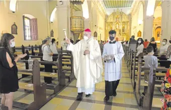  ??  ?? Monseñor Edmundo Valenzuela presidió la misa central de la Catedral ayer a las 11:00.