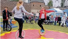  ?? RP-ARCHIVFOTO: ANDREAS PROBST ?? Spiel, Spaß und Sport beim Weltkinder­tag: Hier demonstrie­ren zwei Mädchen, wie man mit dem Einrad fährt.