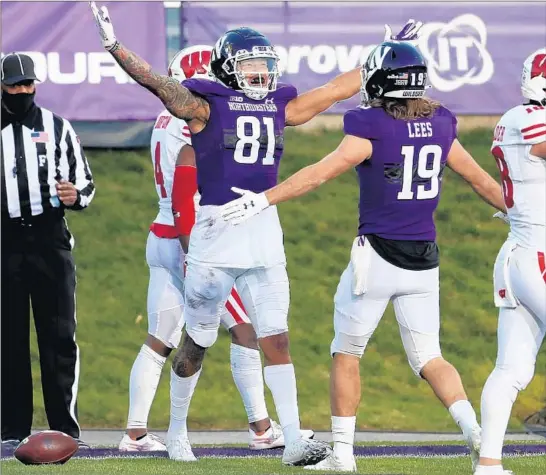  ?? JOHN J. KIM/CHICAGO TRIBUNE ?? Northweste­rn’s Ramaud Chiaokhiao-Bowman (81) celebrates after making a touchdown catch against Wisconsin in the second quarter Saturday at Ryan Field in Evanston.