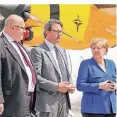  ?? FOTO: DPA ?? Wirtschaft­sminister Peter Altmaier (l.), Verkehrsmi­nister Andreas Scheuer und Kanzlerin Angela Merkel am Flughafen Leipzig-Halle.